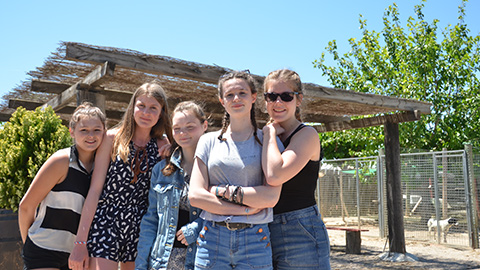Estudiants franceses davant les instal·lacions d'IDDT (Campus UAB)