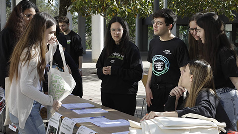 Estudiants donant suport a la promoció dels estudis al Dia de les Famílies de la UAB.