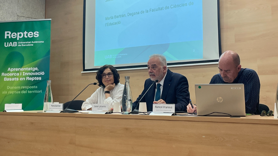 El rector de la UAB, el vicerector d'Estudis i la degana de la Facultat de Ciències de l'Educació