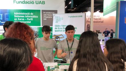 Dos estudiants de CFGS expliquen els estudis a interessats en l'estand del Saló de l'Ensenyament