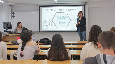 Xerrada de Kuskaya Barcelona als estudiants de l'Escola