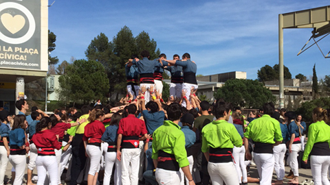 Els Ganàpies de la UAB a punt de fer el castell