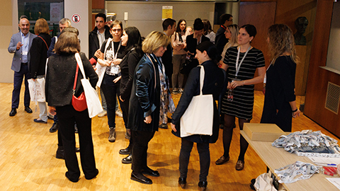 Asistentes a un acto académico organizado por el centro haciendo networking