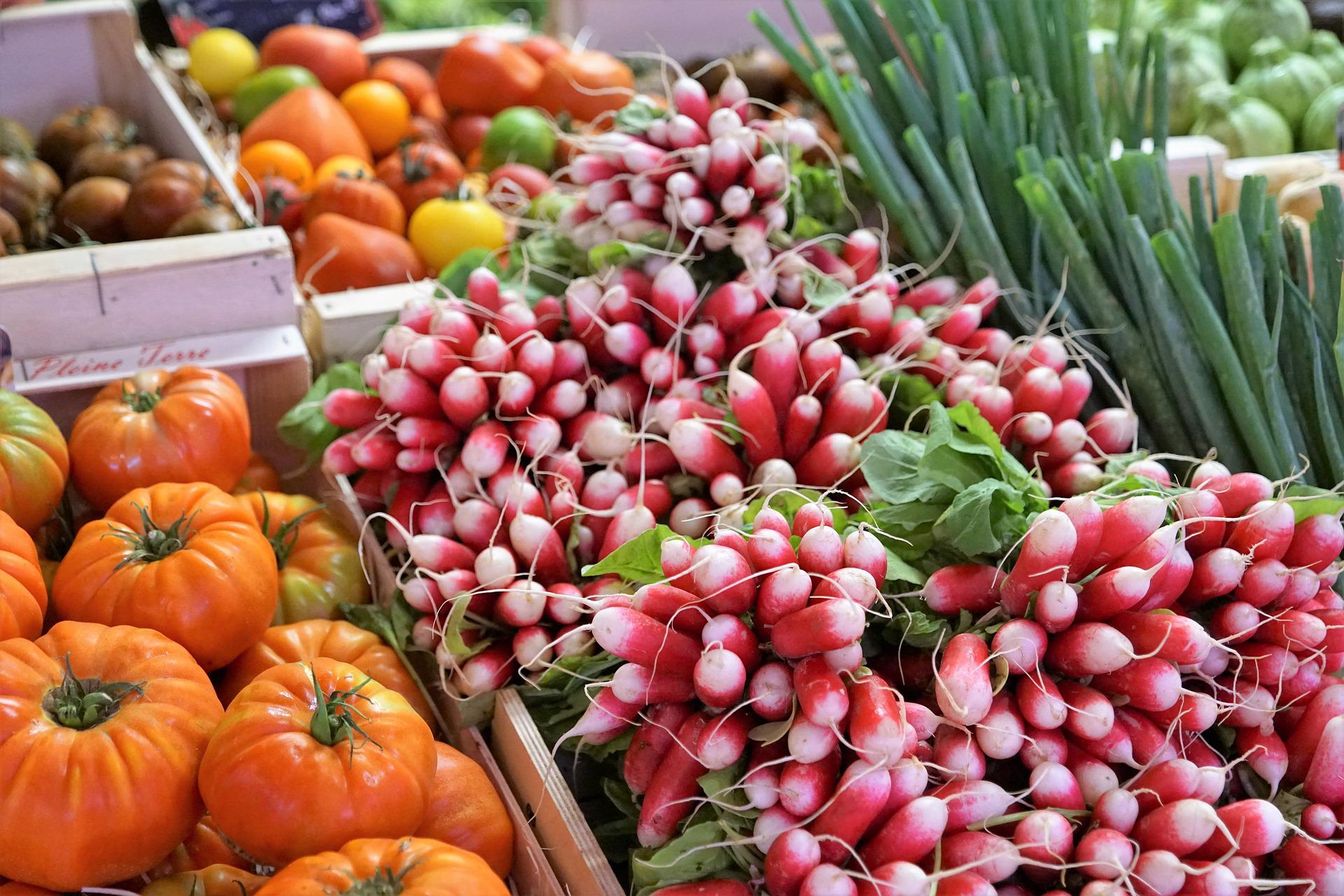 Agrobotigues i cooperatives malbaraten un 80% menys fruita i verdura que els supermercats ICTA-UAB