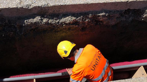 Operari instal·lant el dispositiu en una canalització / operario instalando el dispositivo