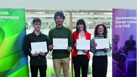 Estudiant premiats amb el diploma.