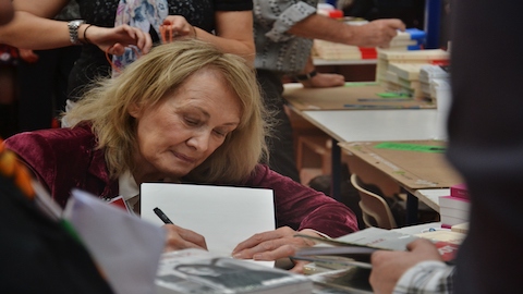 Annie Ernaux firmant llibres a la Fira del Llibre de Brive-la-Gaillarde