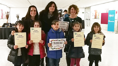 Les professores Maria Mont, Mònica Franco i Melinda Dooly amb alumnes de 2on de Primària, després de