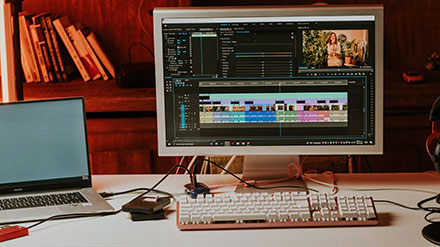 Ordinador amb pantalla d'editar vídeo