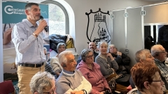Un assistent amb micròfon fa una pregunta a la presentació del projecte Aptitude a la Cerdanya