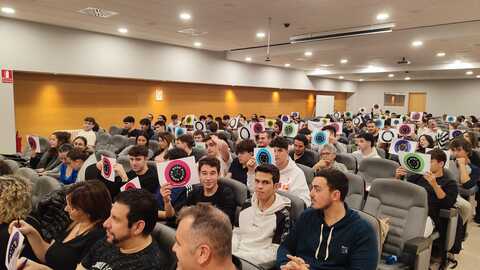 Grup gran d'alumnes asseguts a l'Aula Magna de la Facultat de Dret.