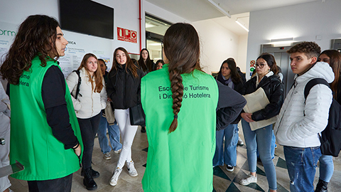 Estudiants de Turisme i Direcció Hotelera mostrant les instal·lacions del centre als visitants
