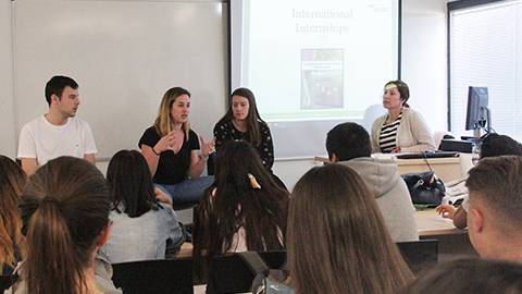 Taula rodona amb estudiants de pràctiques internacionals