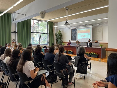 foto de grup de persones escoltant un ponent