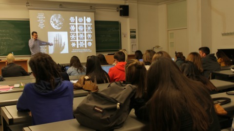 Classe amb alumnes de batxillerat