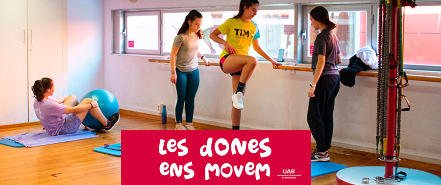 Noies fent un WOD a la sala fitnes