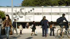 Estudiants a la plaça cívica