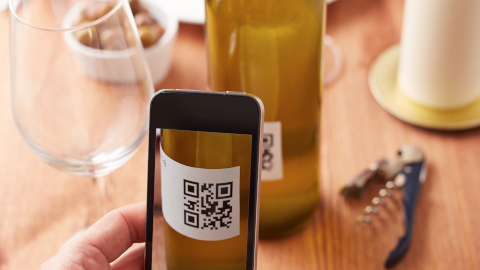 Ampolla de vi amb etiqueta QR / botella de vino con etiqueta QR