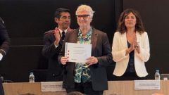 Silvia Alonso, directora de l'HCV, rep un premi de Mossos d'Esquadra
