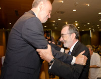 Ferran Sancho lliura la Medalla de la UAB a Ramon Pascual