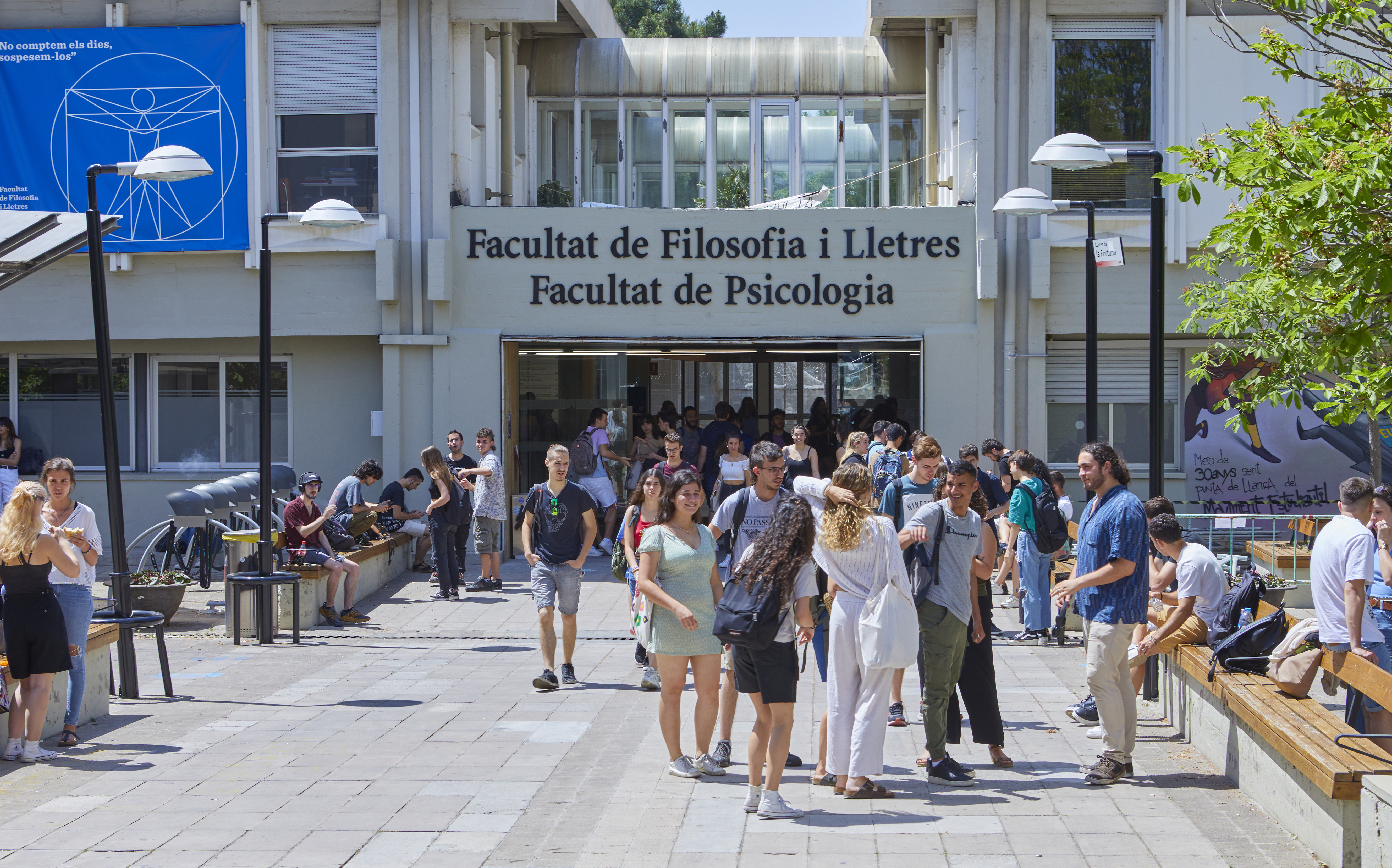 Fotografia de l'entrada de la Facultat de Filosofia i Lletres