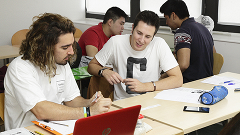 Estudiantes realizando un ejercicio de idiomas en el aula