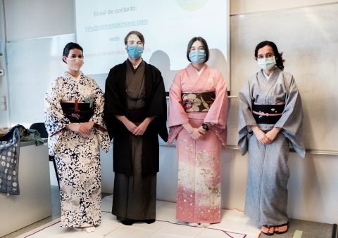 Alumnes i docents de la FTI emprovant-se kimonos