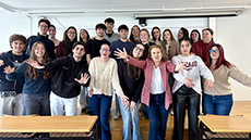 Silvia Bueso amb els estudiants de graus