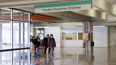 Estudiants entrant a la facultat d'Economia i Empresa