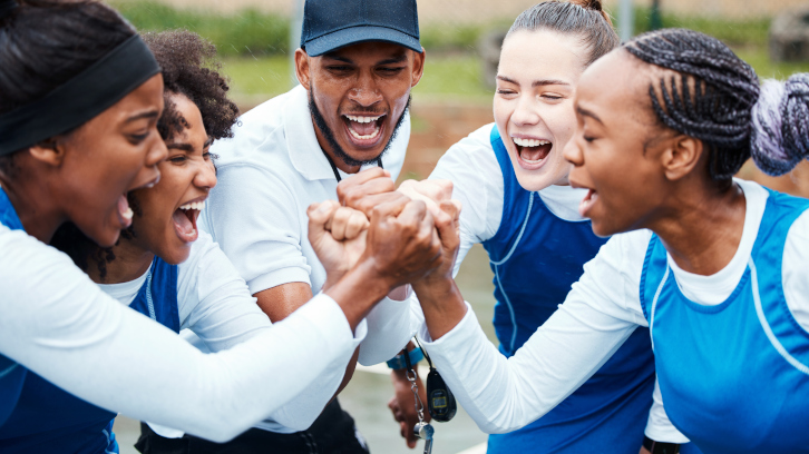 Persones de celebració en un ambient esportiu