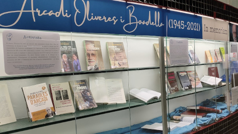 Fotografia de la exposició de la biblioteca sobre Arcadi Oliveres