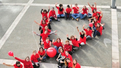 Llaç vermell amb motiu del Dia Mundial de la Lluita contra el VIH