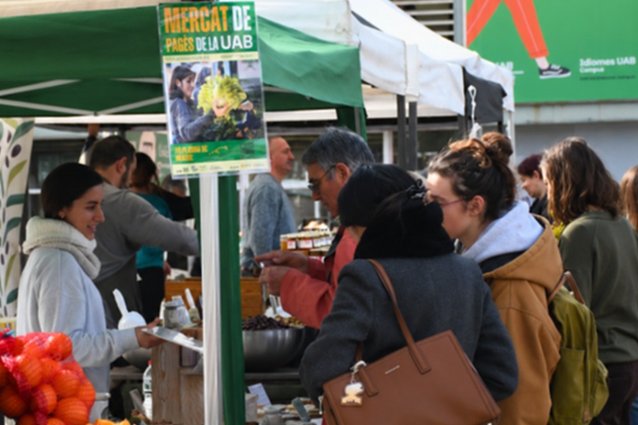 Un moment del mercat de pagès a la plaça Cívica