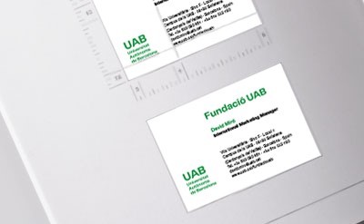 Imatge de les targetes d'identitat corporativa de la FUAB