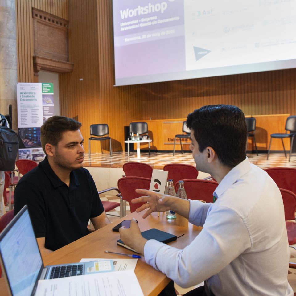 Un estudiant s'entrevista amb el representant d'una empresa