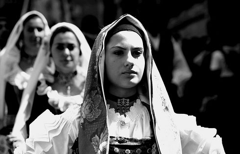 Dones sardes amb roba tradicional