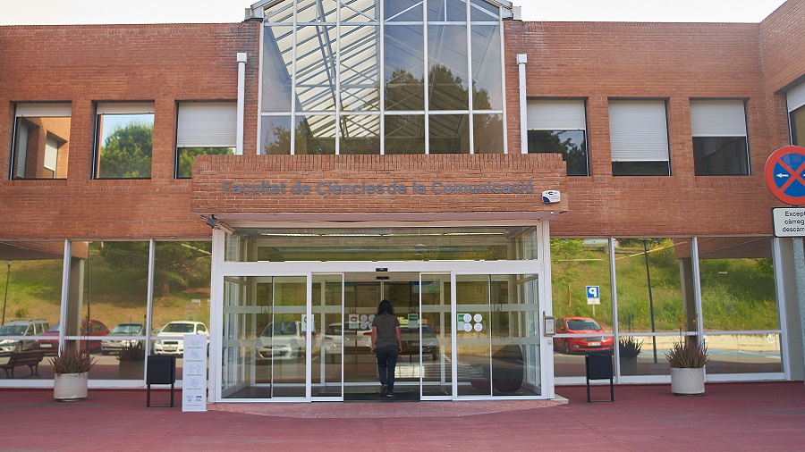 Façana de la Facultat de Ciències de la Comunicació