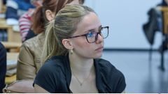 Estudiant atenta a classe