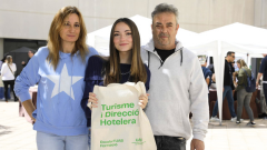 Família formada per un pare, una mare i una filla visiten el Campus