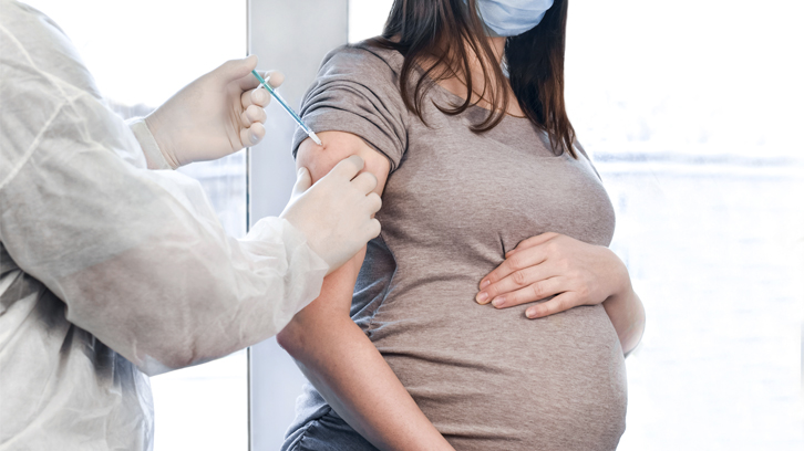 dona embarassada a la que estan vacunant