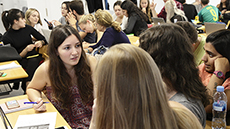 Estudiants pensant en els seus projectes innovadors
