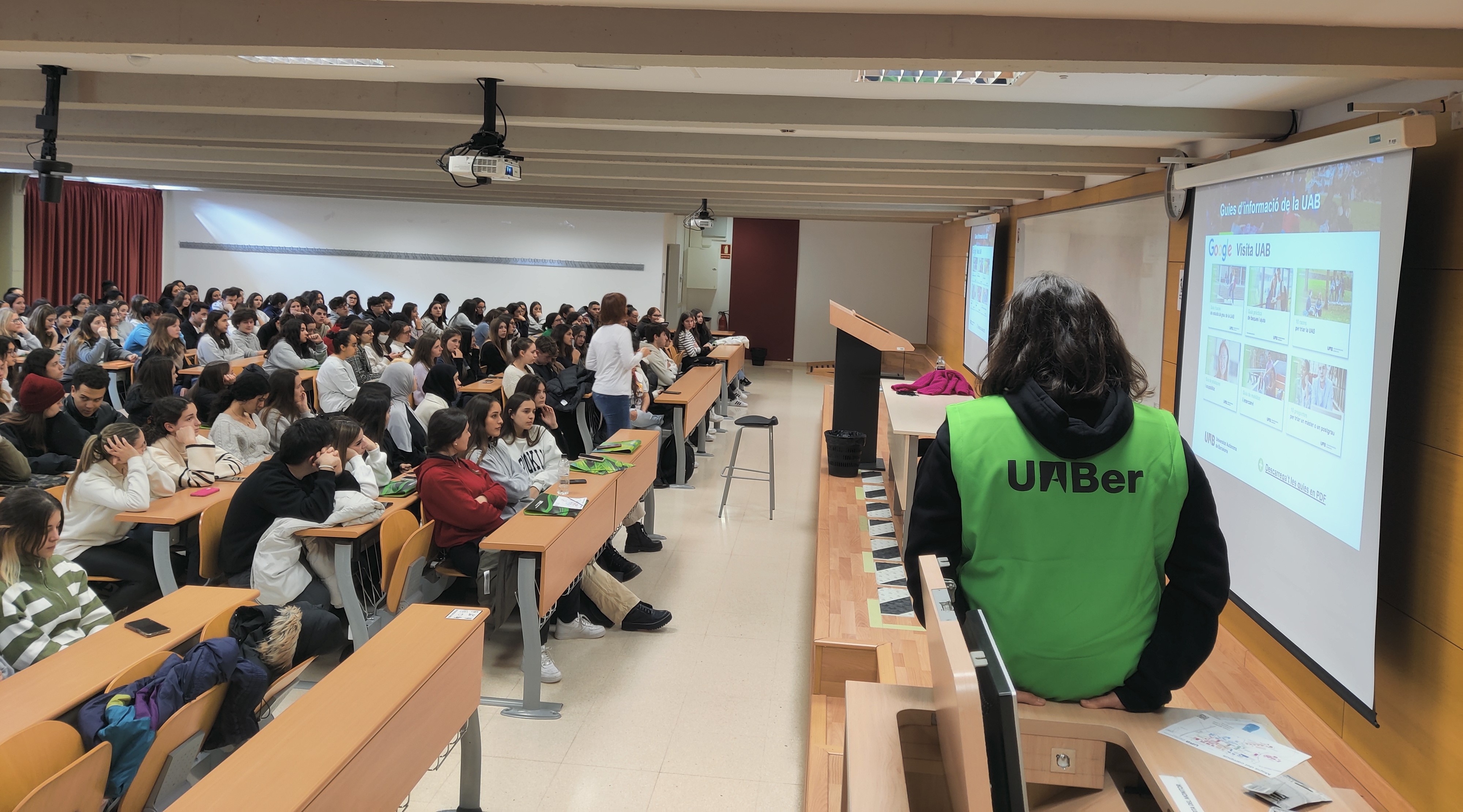 Fotografia d'un grup d'alumnes de batxillerat visitant la facultat