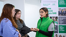 Estudiant del Grau atenent als visitants de les jornades de portes obertes
