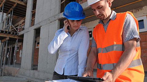 Professionals de seguretat industrial en una obra