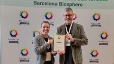 Personal de Casa Convalescència posa amb el diploma de distinció Biosphere