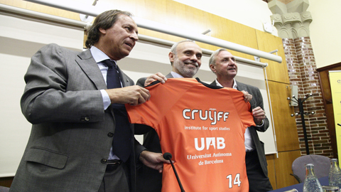 Gabriel Masfurroll, Ferran Sancho y Johan Cruyff posen amb una samarreta d'en Cruyff