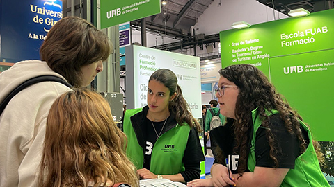 Estudiants de suport a les activitats de promoció del centre