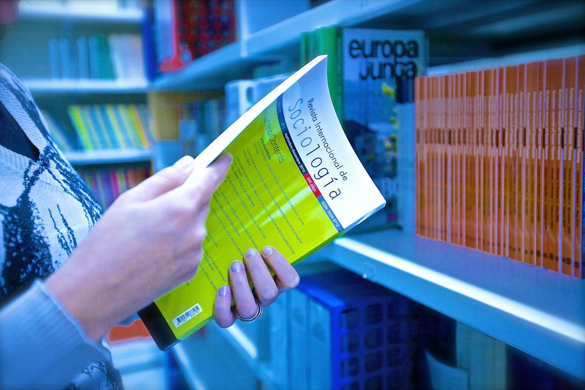 Persona llegint un exemplar de la Revista Internacional de Sociologia