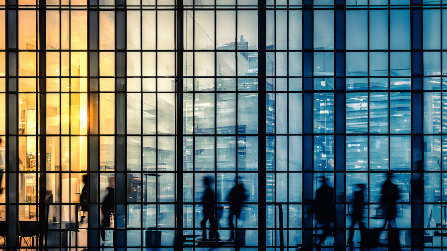 Façana d'edifici amb activitat comercial