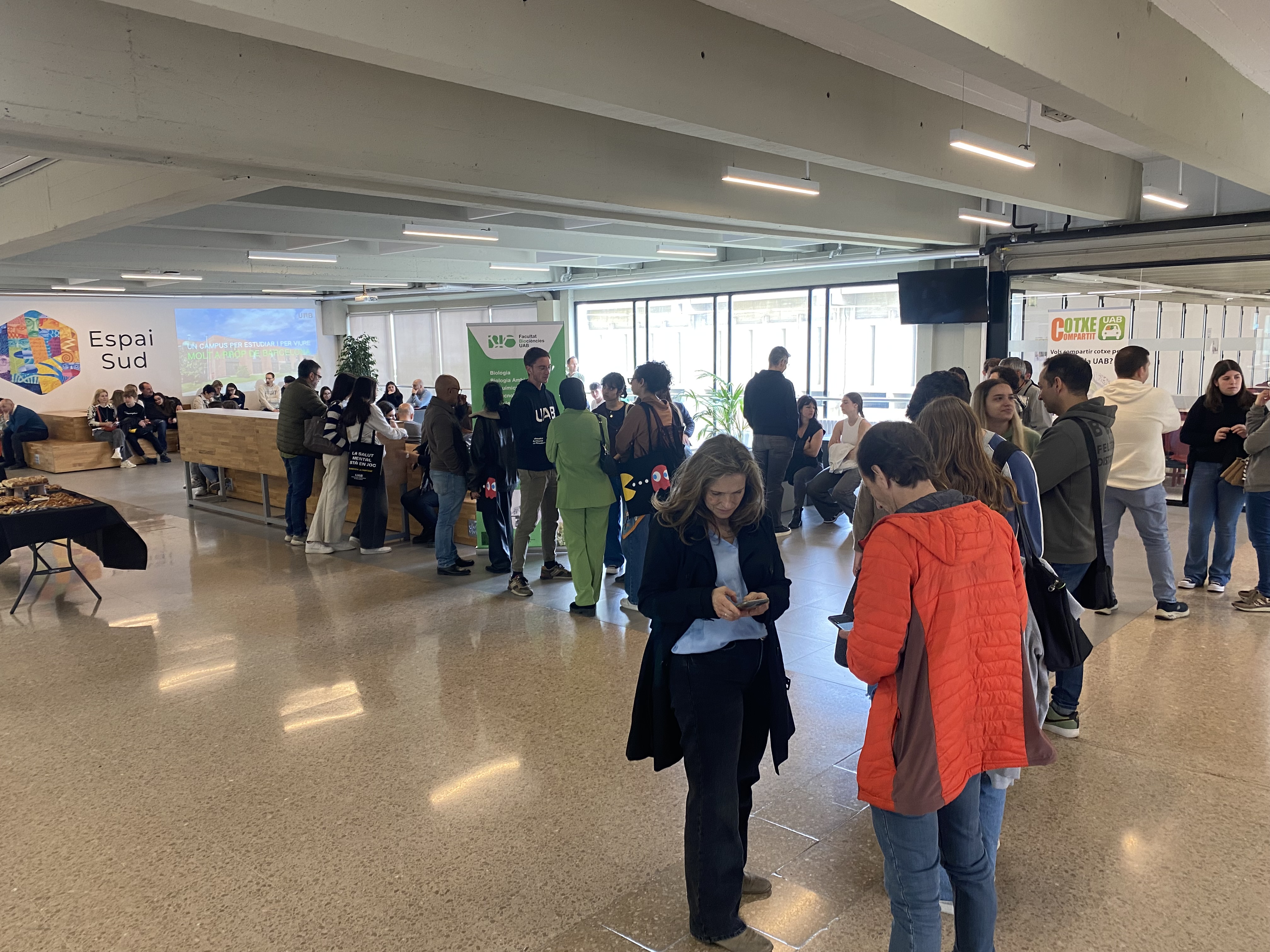 Apareixen famílies al hall de la facultat de biociències 